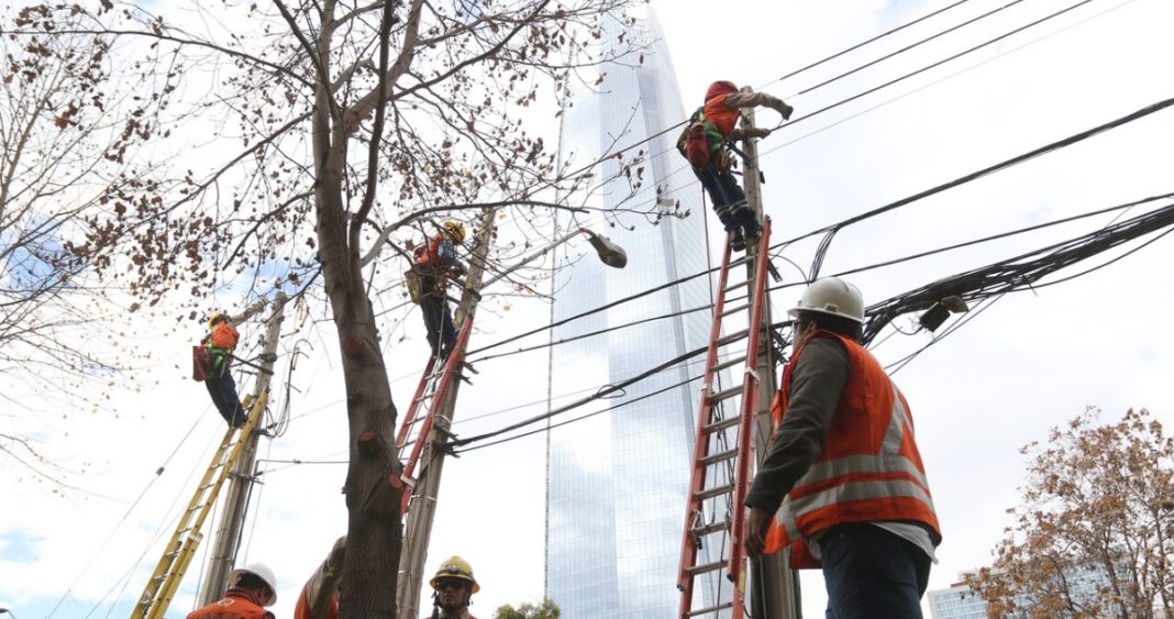 Enel Enfrenta Multa Millonaria por Fallas en Respuesta a Cortes de Luz