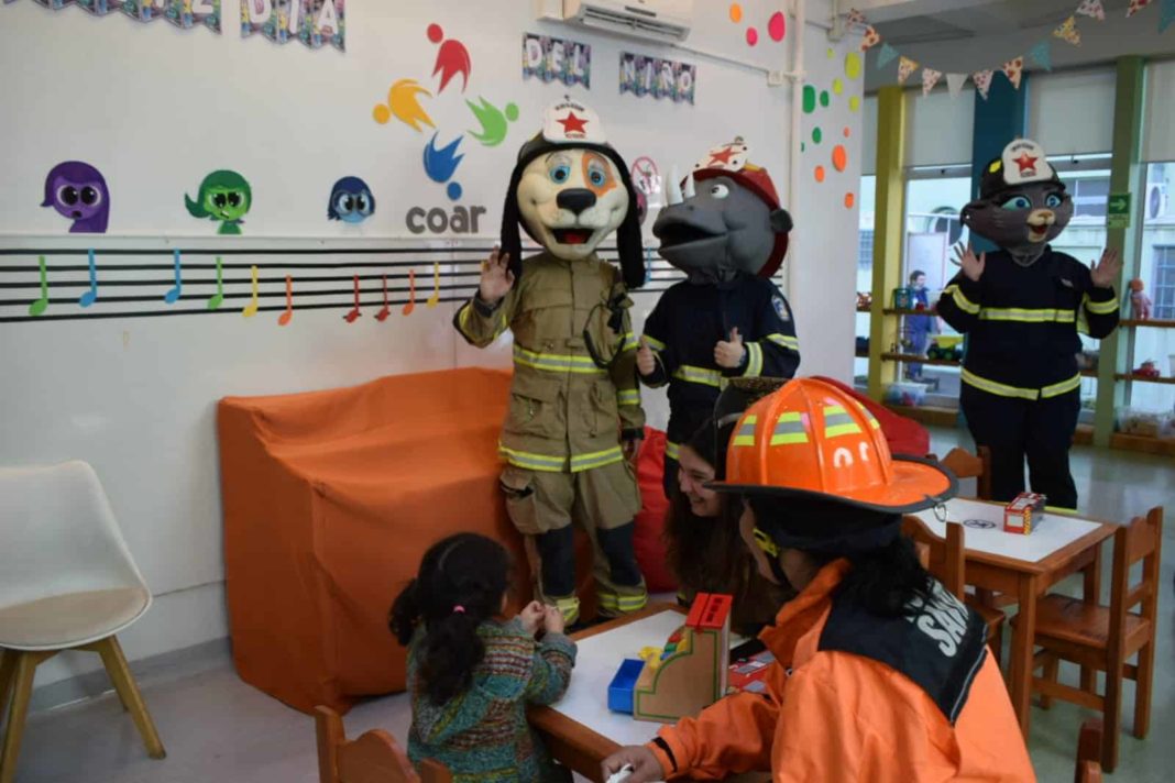 Héroes de Rojo y Azul: Bomberos de Santiago Alegran el Día de los Niños en el Hospital Roberto del Río