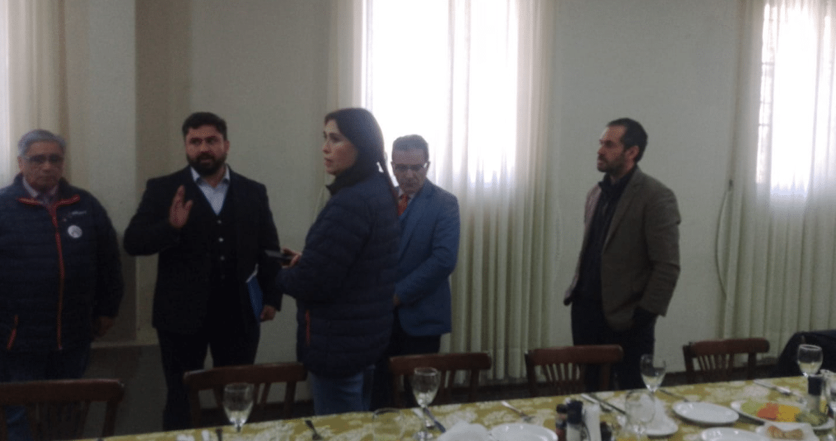 Ministro Grau Enfrenta a Alcaldes en Reunión con Trabajadores de Huachipato: Un Tenso Encuentro en Medio de la Crisis