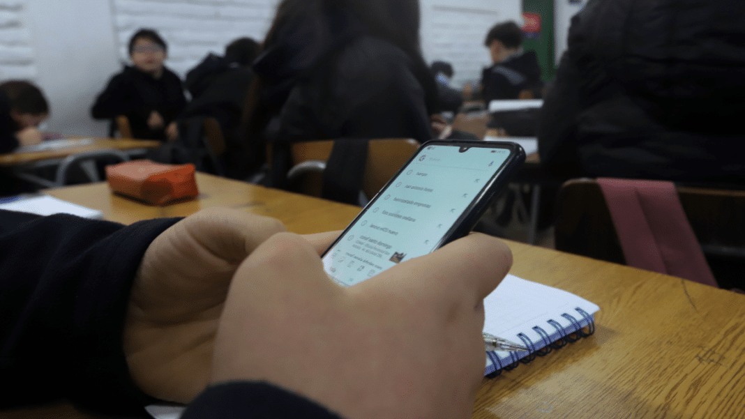 ¡Adiós a los Distractores Digitales en las Aulas! Diputados UDI Celebran la Aprobación del Proyecto que Prohíbe el Uso de Celulares en Clases