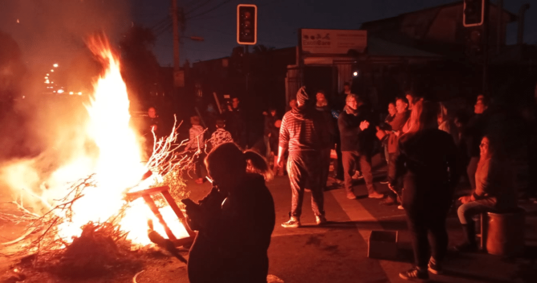 ¡Apagón Masivo Deja a Vecinos Furiosos! Cacerolazos Estallan en Toda la Región Metropolitana