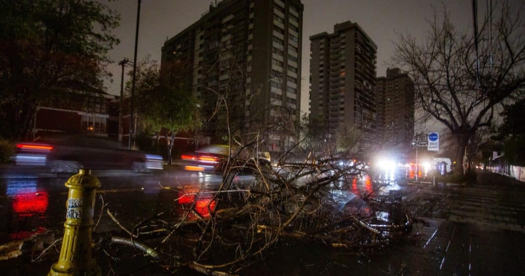 ¡Apagones en la Región Metropolitana: Alcaldes exigen soluciones y advierten de posibles protestas!