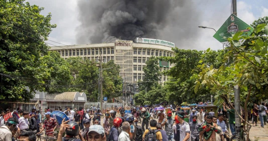 ¡Caos en Bangladesh! Primera ministra dimite y huye en helicóptero ante violentas protestas