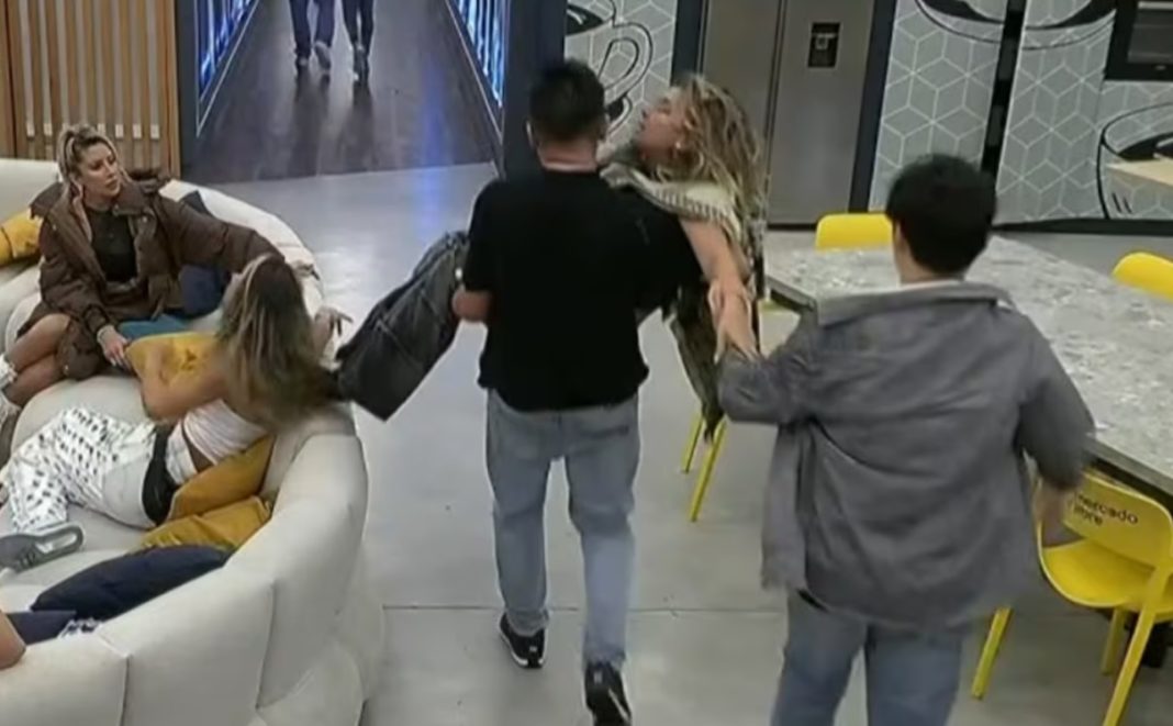 ¡Carlyn Romero se descontroló en la fiesta de «Gran Hermano Chile»! Descubre los detalles de su épica borrachera