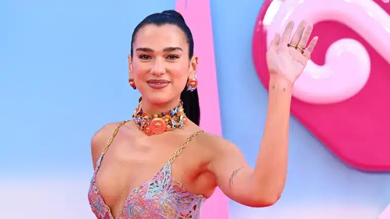 ¡Celebrando el Sol y la Arena! Dua Lipa Disfruta de su 29th Cumpleaños en Ibiza