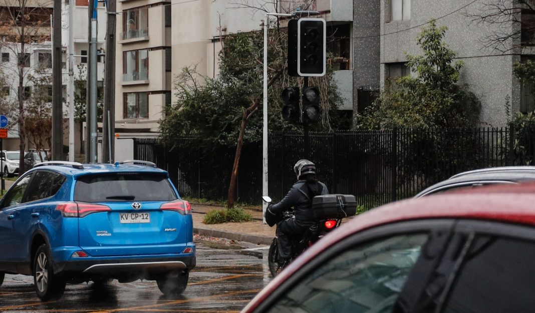 ¡Cuidado al conducir! Más de 300 semáforos apagados en la Región Metropolitana