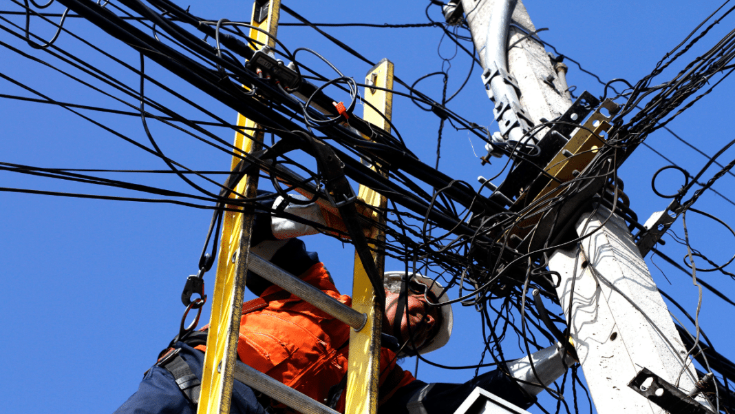 ¡Peligro en las calles! Diputados exigen a empresas retirar cables en desuso