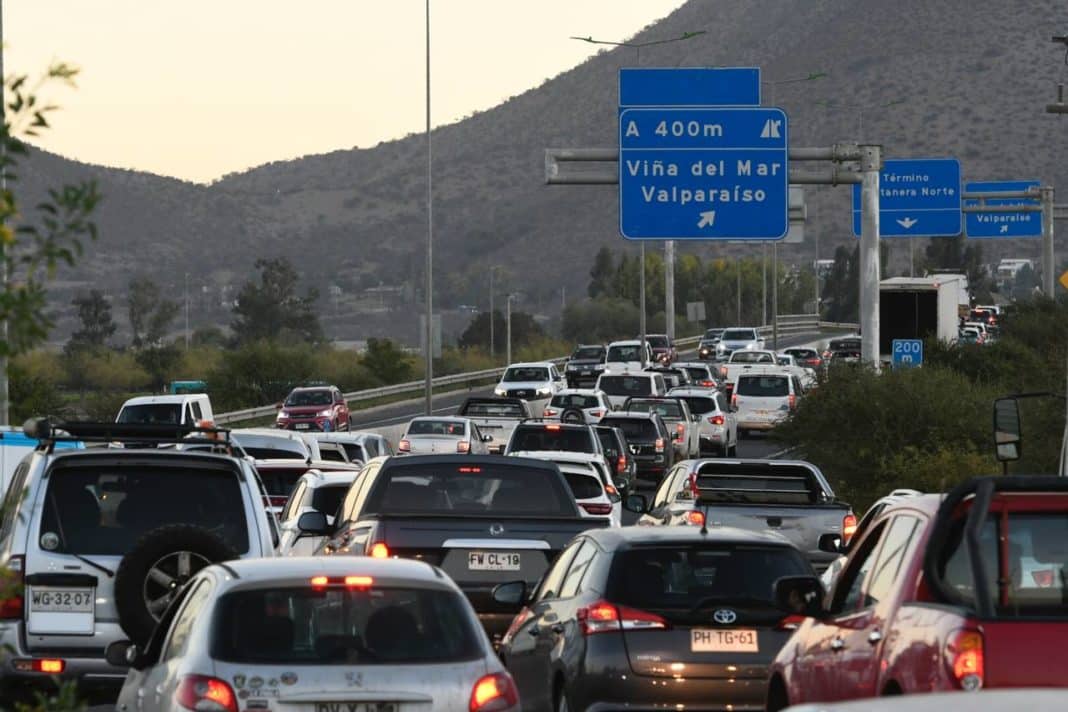 ¡Prepárate para el Éxodo Masivo! Más de 460.000 Vehículos Saldrán de Santiago este Feriado del 15 de Agosto