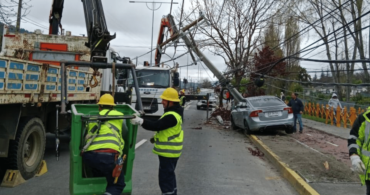 ¡Caos en Chiguayante! Conductor ebrio choca contra poste y genera extenso tráfico