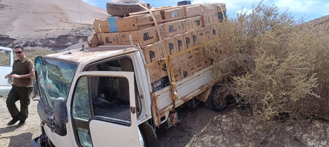 Carabineros Descubren Millonario Cargamento de Cigarrillos de Contrabando Ocultos en el Desierto