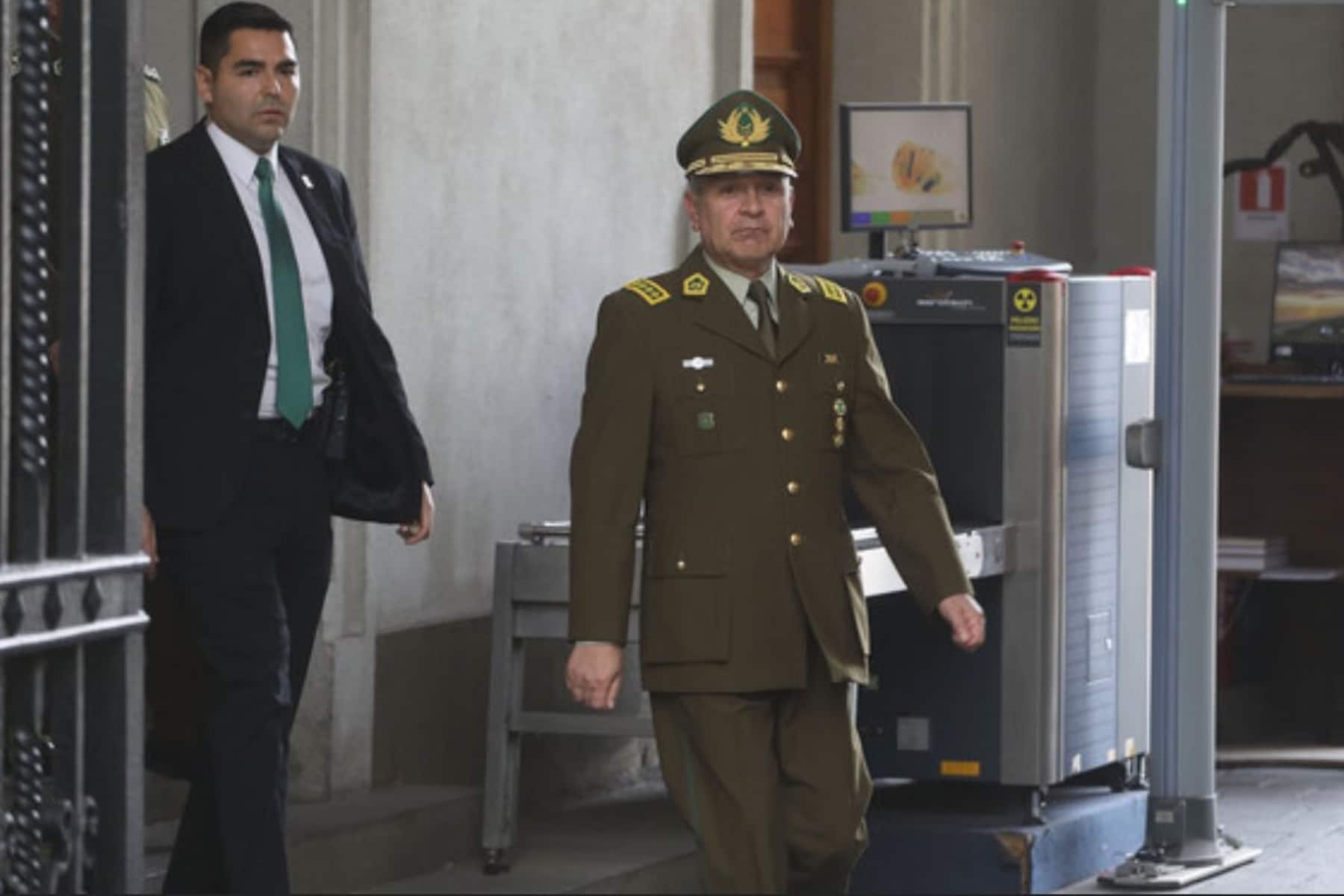 Carabineros en Crisis: La Renuncia del General Director y las Reacciones Encontradas