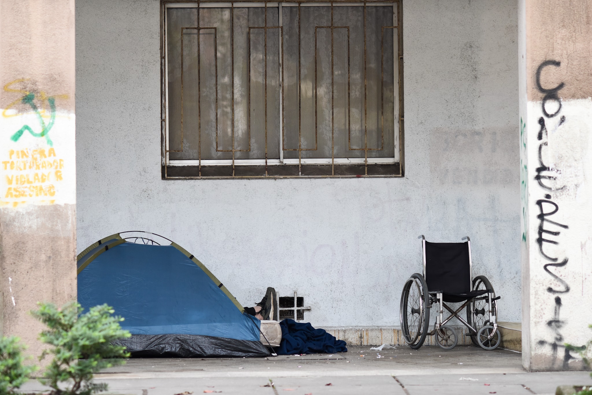 Coquimbo: Carabineros Capturan a Peligroso Prófugo Haciéndose Pasar por Adulto Mayor Abandonado