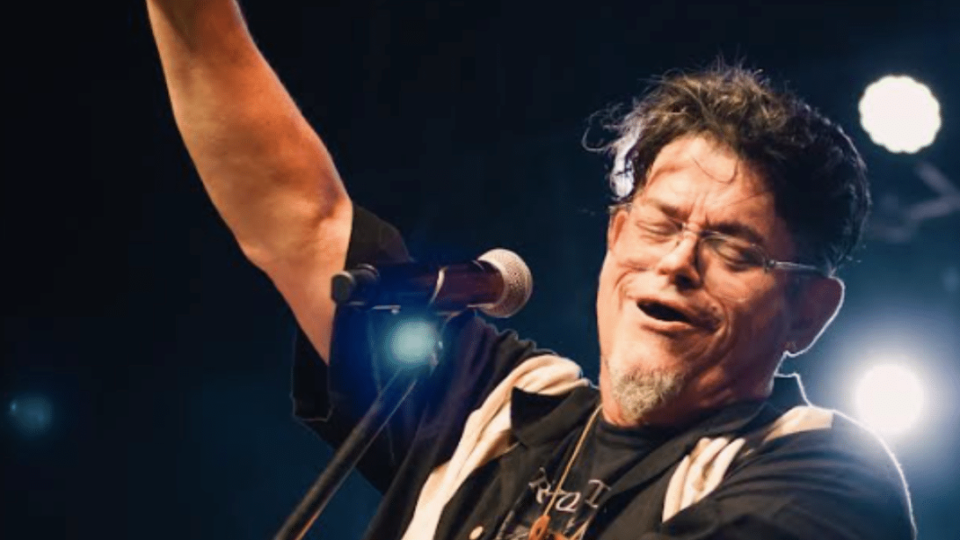 Descubre cómo Joe Vasconcellos celebra 30 años de su icónico álbum 'Toque' en Lollapalooza