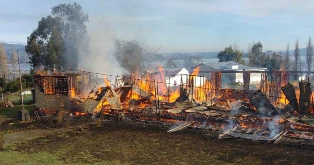 Devastador Incendio Consume Icónica Escuela Museo de Yutuy en Castro: Un Legado Patrimonial Reducido a Cenizas