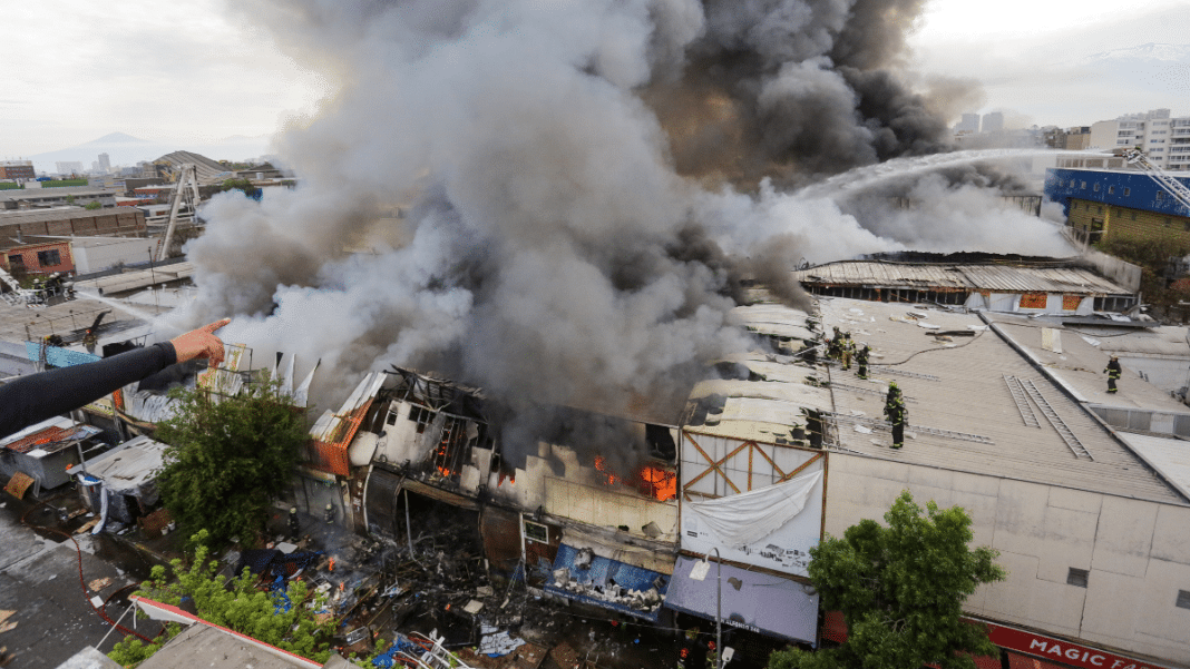 Devastador Incendio en Meiggs: Pérdidas Millonarias y Llamado Urgente a Proteger los Barrios Comerciales