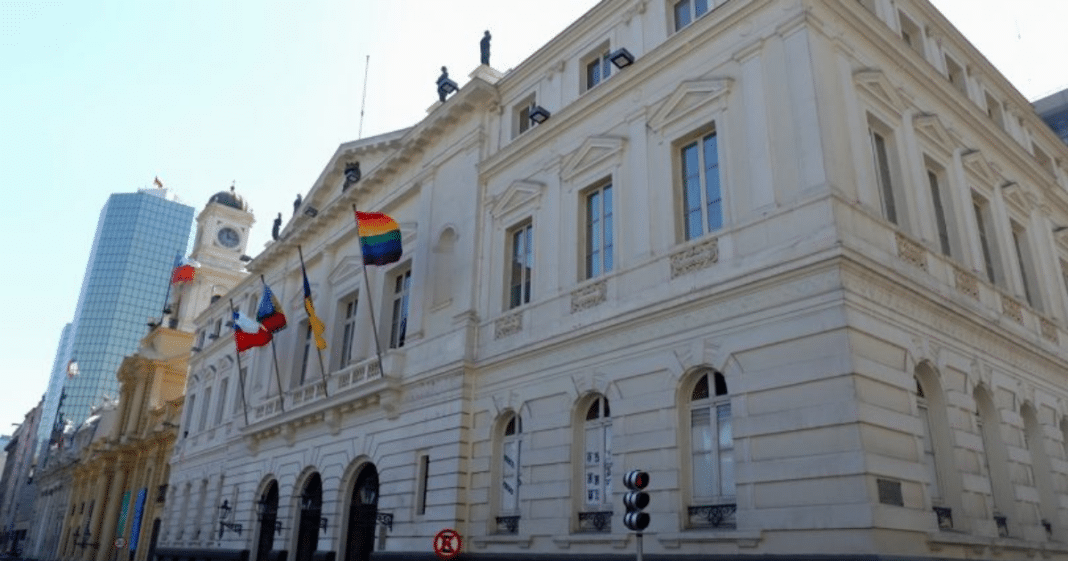 Escándalo en la Municipalidad de Santiago: ¿Uso indebido de fondos públicos para fines electorales?