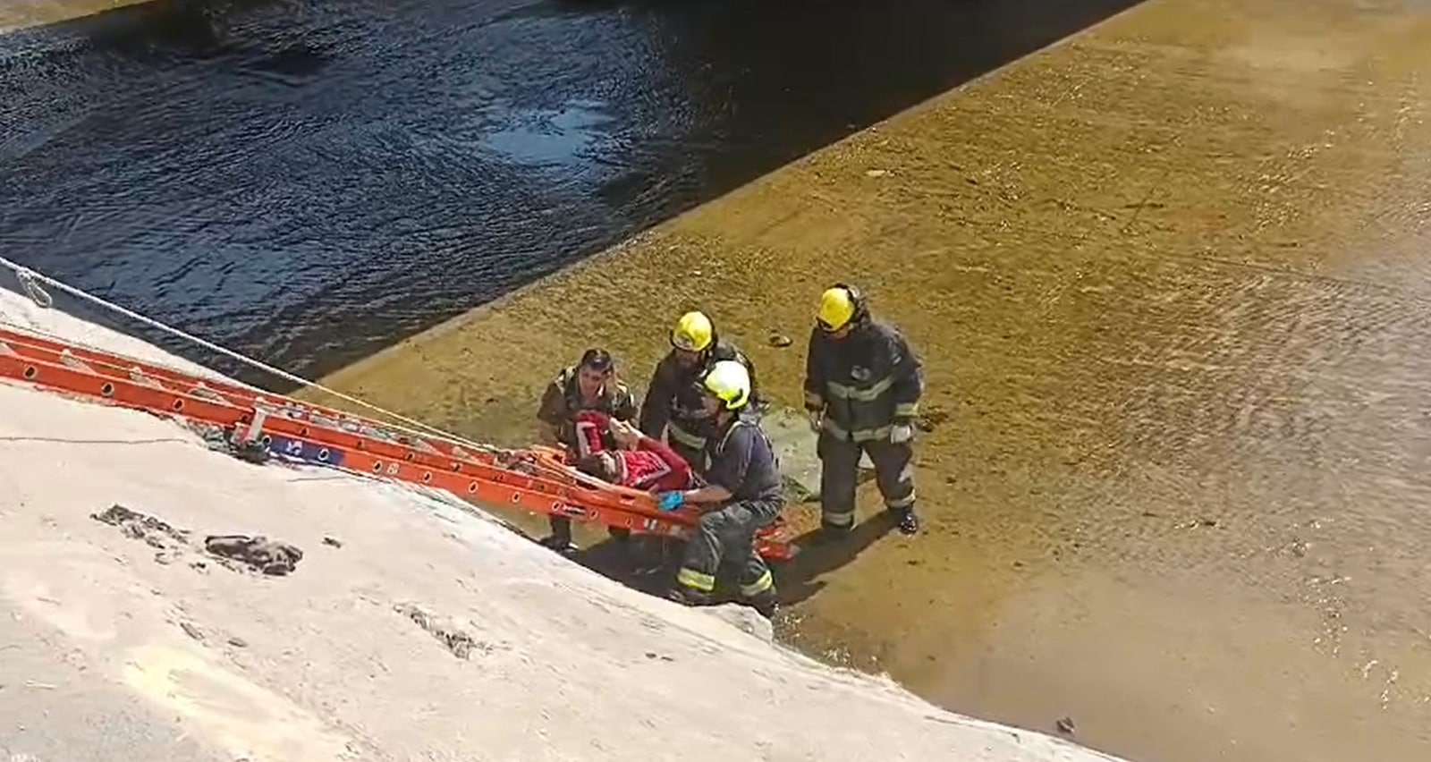 Heroico Rescate en el Zanjón de la Aguada: Carabineros y Bomberos Salvan a Hombre en Peligro