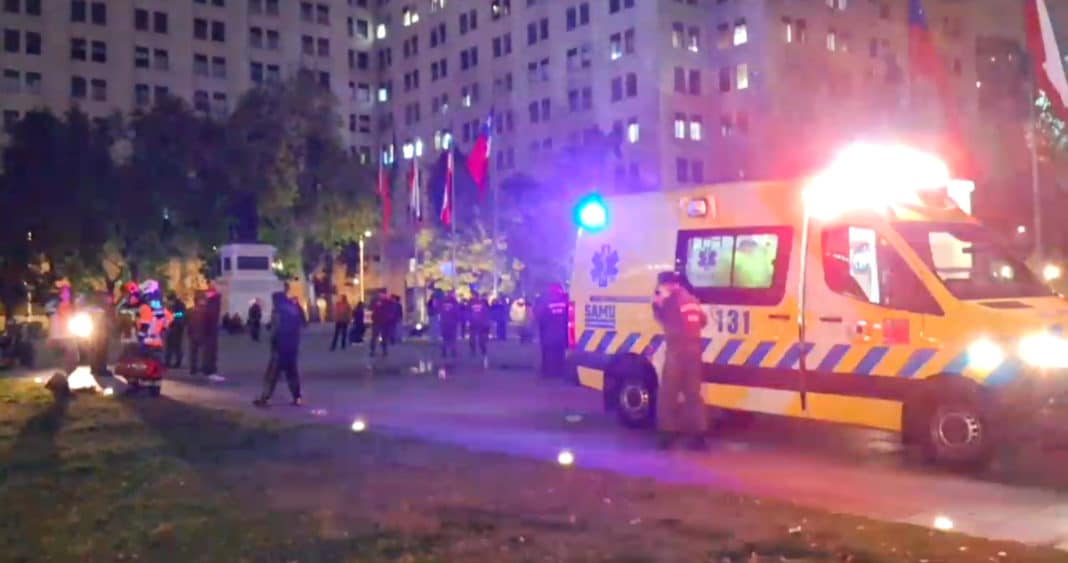 Hombre se Prende Fuego a lo Bonzo Frente a La Moneda: Una Lucha por la Vida en Llamas