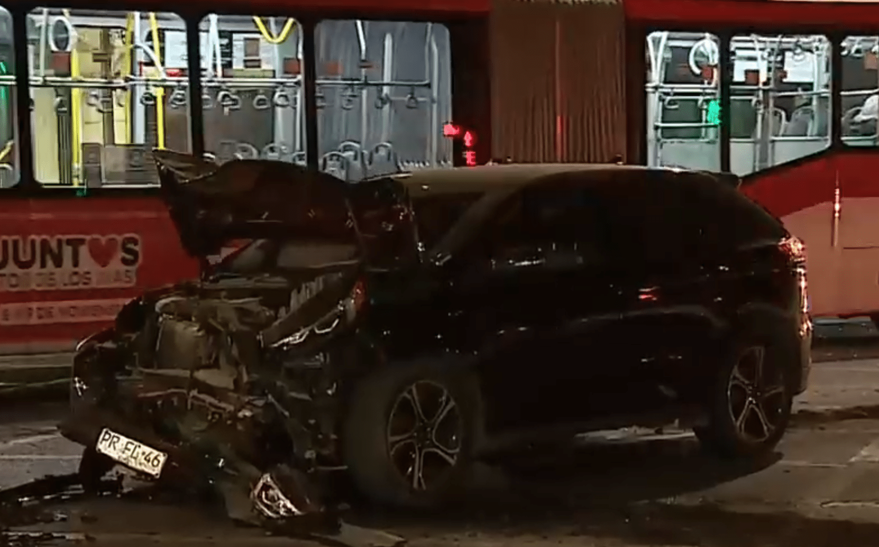 Impactante Colisión en la Alameda: Taxi y Camioneta Chocan, Dejando Cuatro Heridos