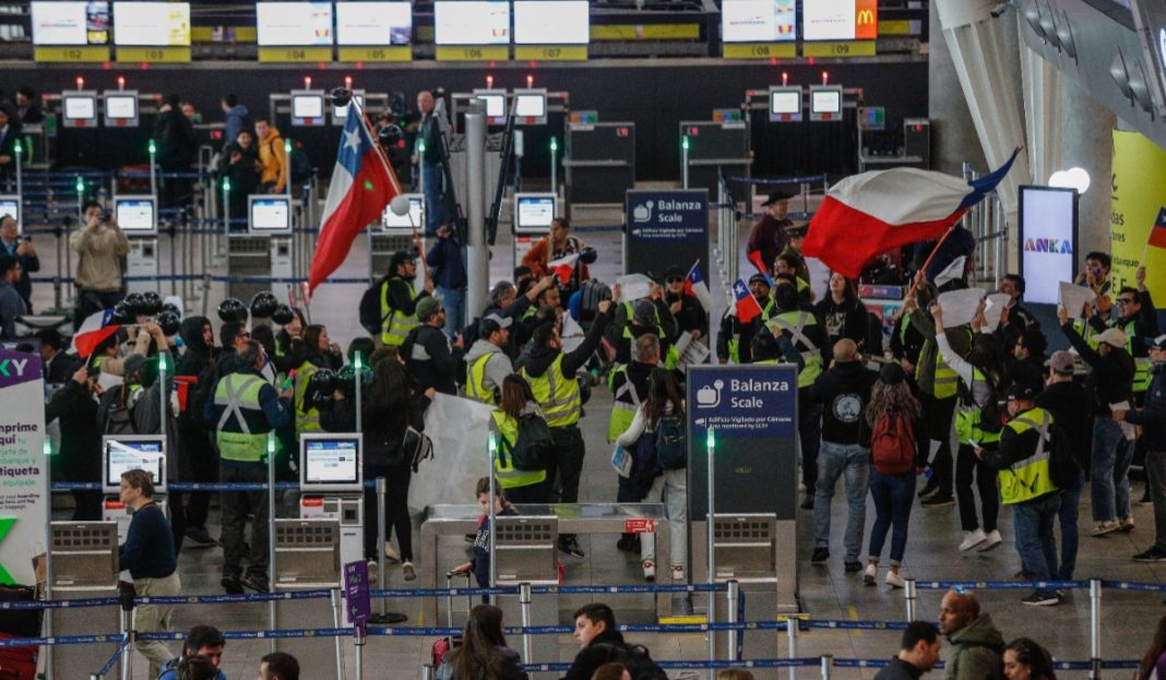 ¡Alerta en el Aeropuerto de Santiago: Huelga Amenaza Fiestas Patrias!