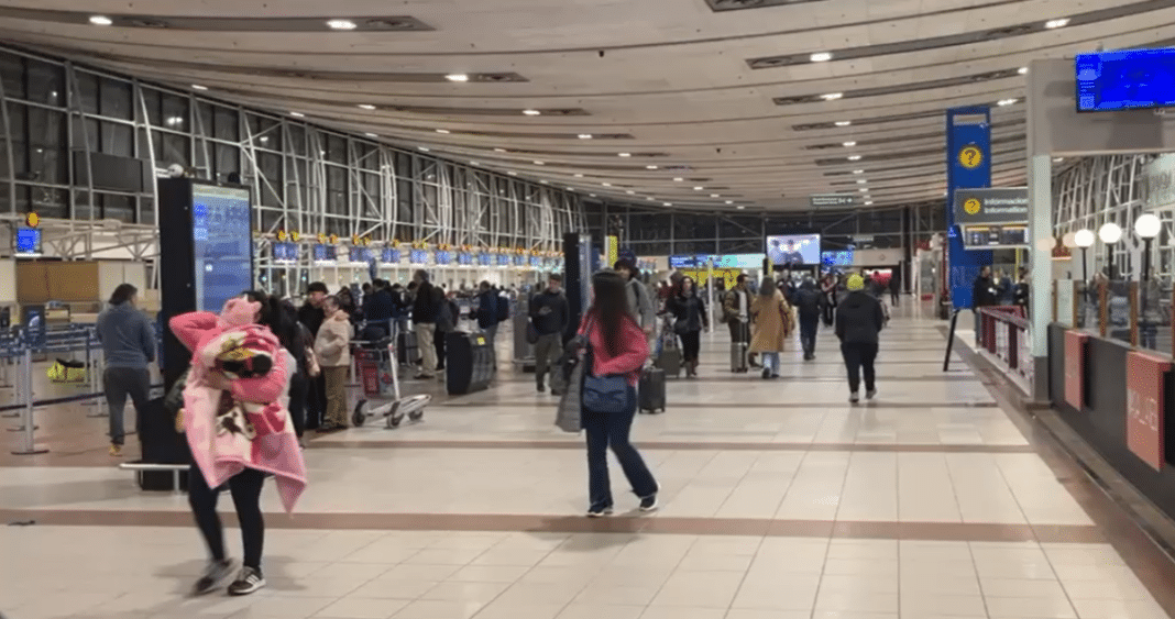 ¡Caos en el Aeropuerto de Santiago: Trabajadores en Huelga Amenazan el '18 XL'!