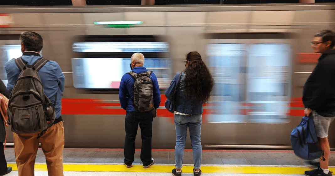 ¡Descubre Cómo Disfrutar al Máximo del Transporte Público en las Fiestas Patrias de Santiago!