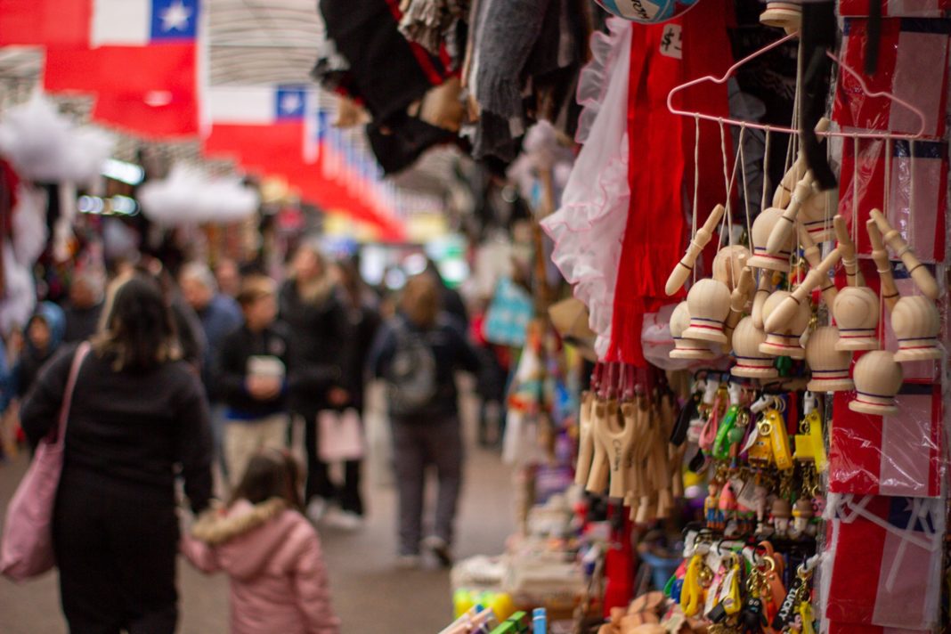 ¡Descubre Cómo los Chilenos Celebrarán las Fiestas Patrias Este Año: Menos Dinero, Menos Fondas y Más Empanadas!