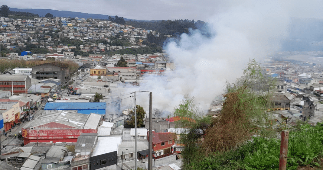 ¡Devastador Incendio Sacude el Corazón de Lota: Columna de Humo Visible Desde Toda la Comuna!