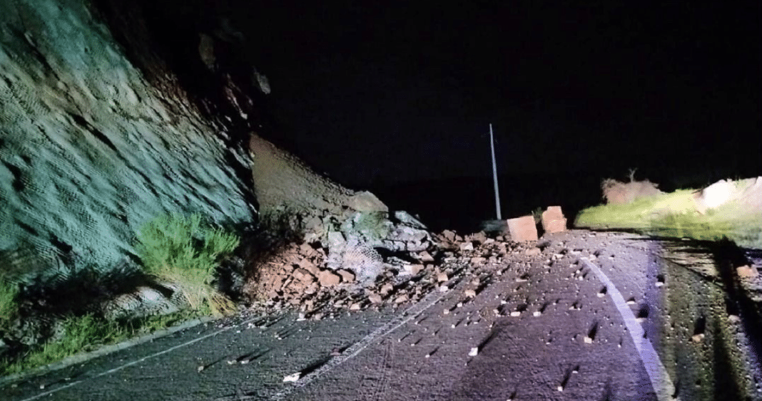 ¡Impactante Desprendimiento de Rocas Cierra Ruta Clave en Valparaíso!