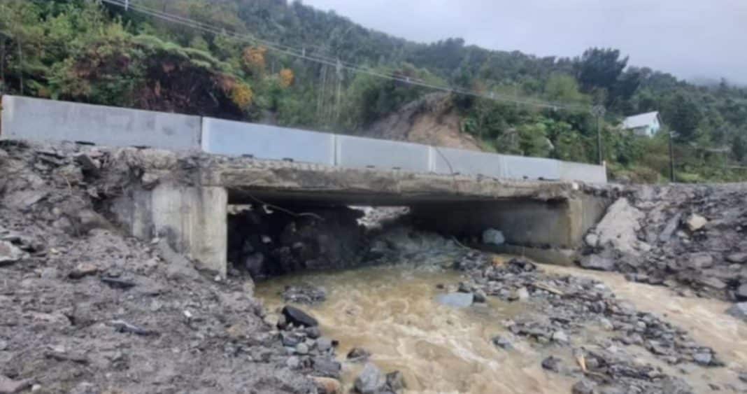 ¡Prepárate para Cruzar el Puente Las Toninas: La Obra Maestra de la Carretera Austral!