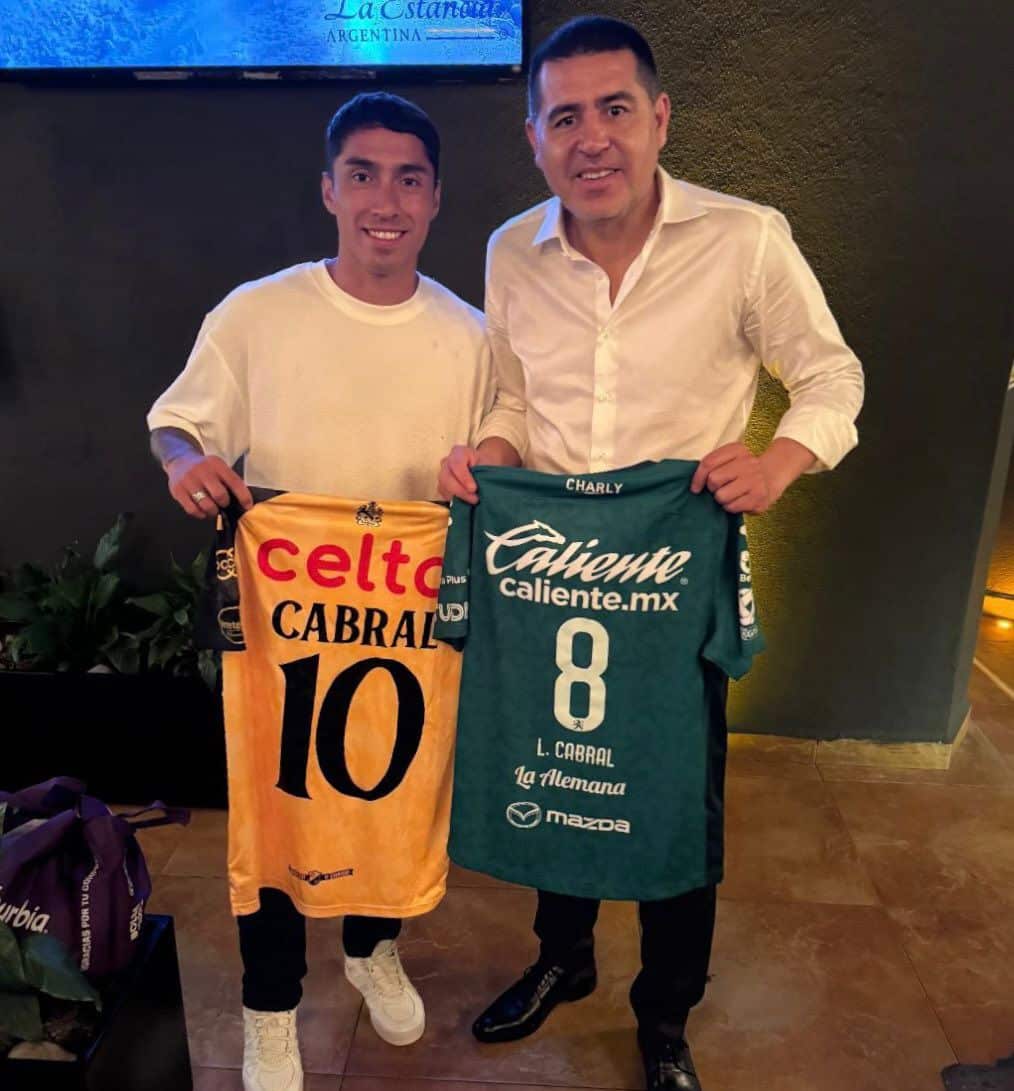 ¡Reencontrado! Luciano Cabral y la Leyenda de Boca Juniors, Juan Román Riquelme, se Reúnen en el Salón de la Fama del Fútbol Internacional