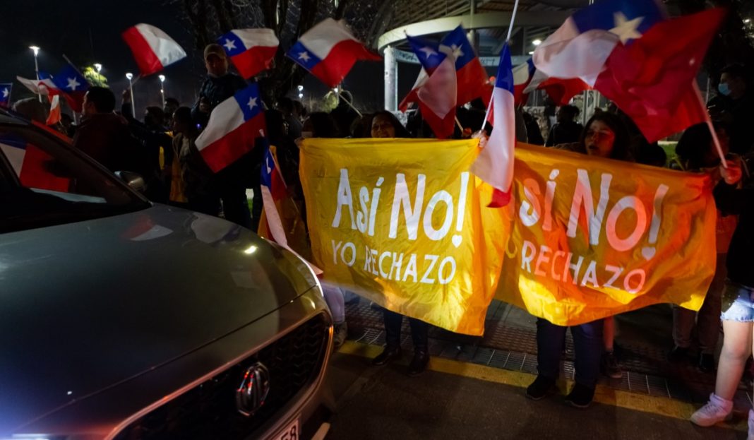 ¿Cómo el Rechazo a la Nueva Constitución Afectó la Confianza Ciudadana en el Sistema Político Chileno?