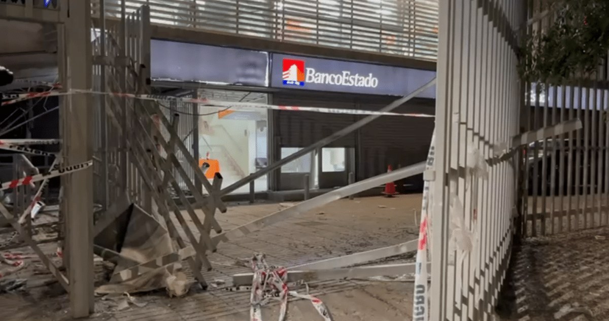 ¡Delincuentes Detonan Cajeros Automáticos en Banco de Puente Alto, pero Escapan con las Manos Vacías!