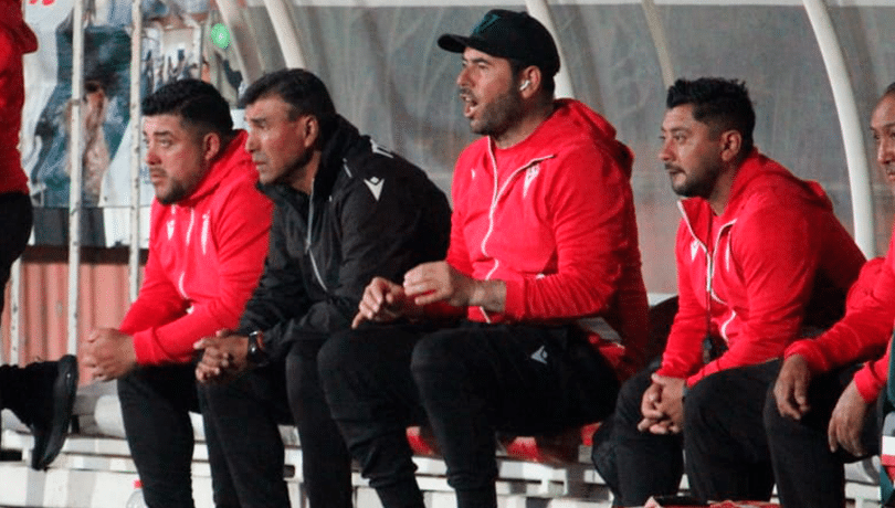 ¡Escándalo en la Primera B! Técnico de Santiago Wanderers Realiza Conferencia de Prensa a Puertas Cerradas