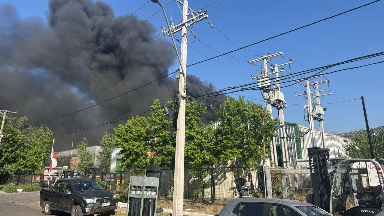 Alerta en Colina: Incendio Masivo en Bodega Libera Humo Tóxico Que Preocupa a Toda la Región