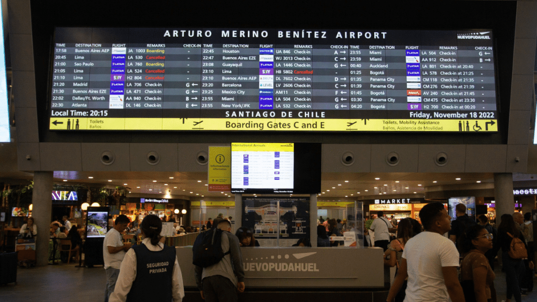 Alerta en el Aeropuerto de Santiago: Sujeto Detenido por Falso Aviso de Bomba