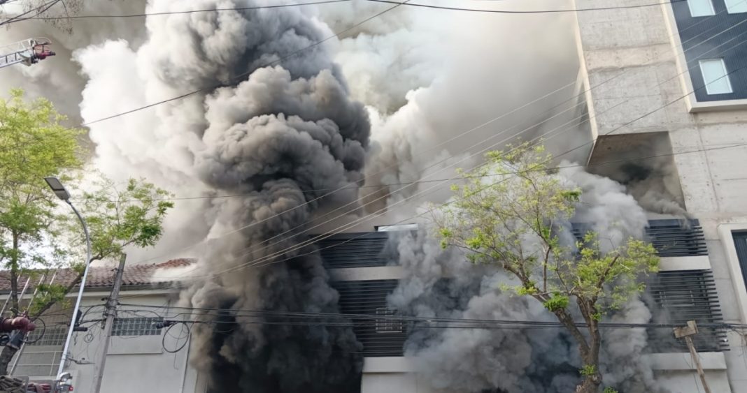 Apocalipsis en el Barrio Universitario: Gigantesco Incendio Devora Bodegas en Santiago