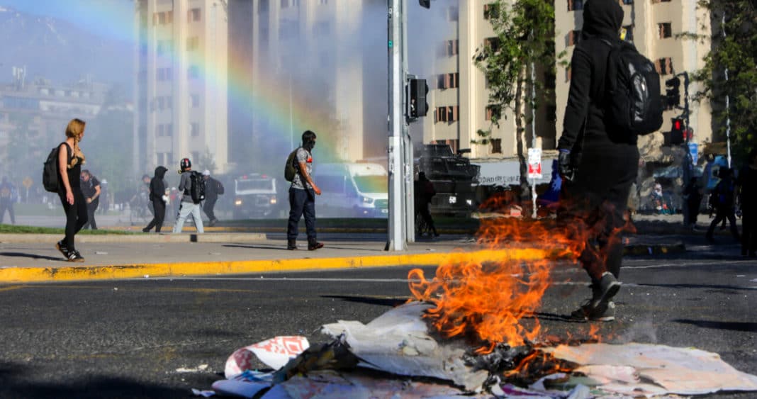 Caos en las calles de Santiago: Encapuchados desafían a las autoridades en el aniversario del 18-O