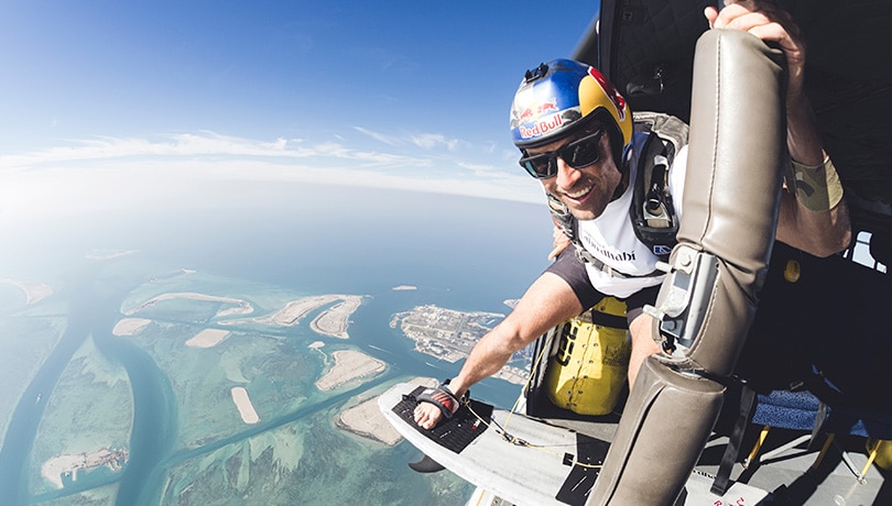 Cómo un Chileno Rompió Récords Saltando en Paracaídas y Aterrizando Surfeando en una Ola Artificial