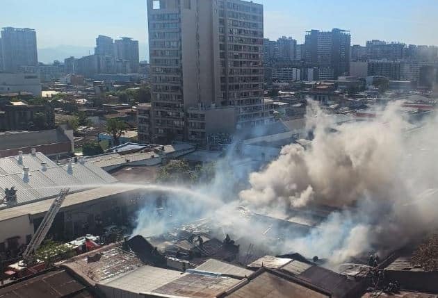 Devastador Incendio en Santiago: Bomberos Luchan Heroicamente para Salvar Vidas y Propiedades