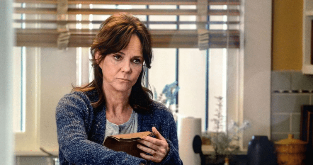 La Valiente Confesión de Sally Field: Superando el Estigma del Aborto Ilegal a los 17 Años