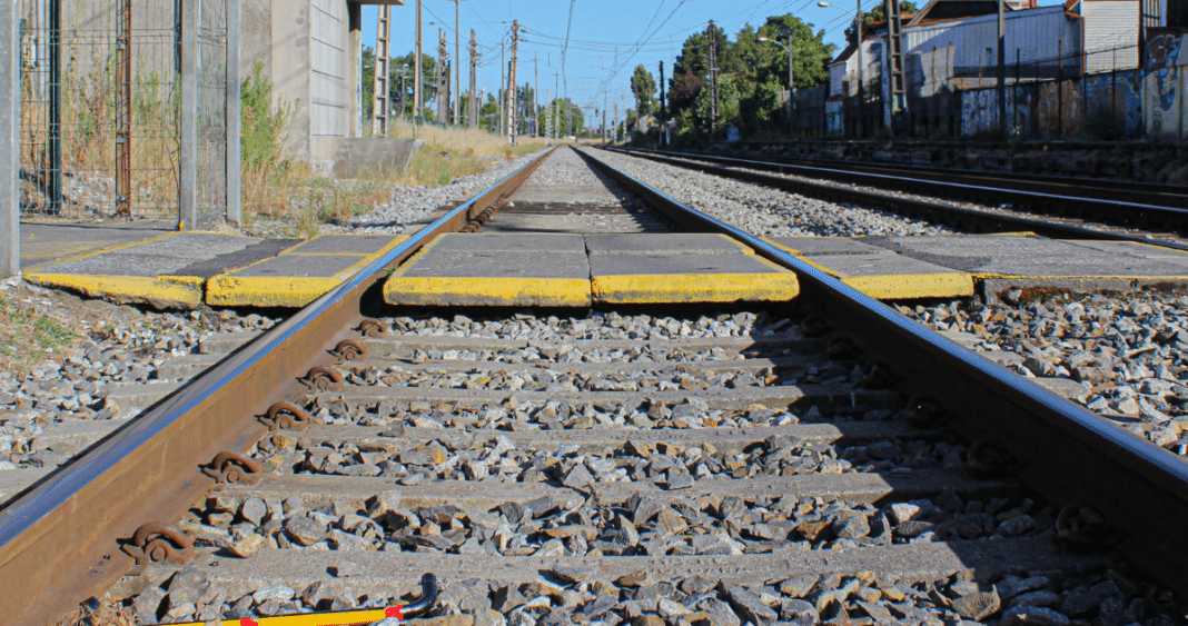 Tragedia en las vías: Hombre pierde sus piernas en impactante accidente con tren de carga