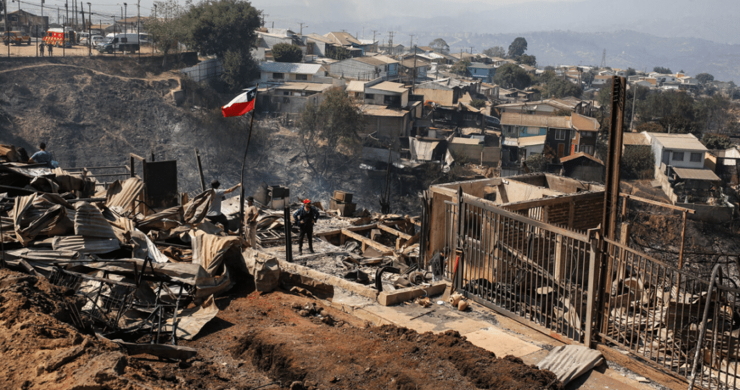 Valparaíso en Crisis: Cómo el 30% de los Damnificados del Megaincendio Enfrentan Obstáculos Legales para Acceder a Subsidios