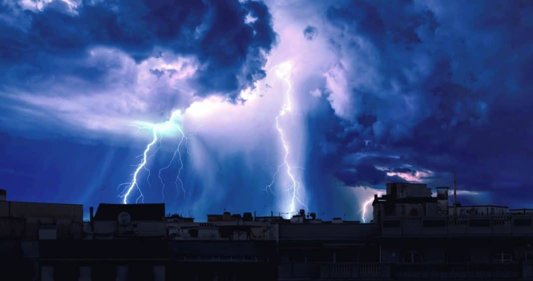 ¡Alerta Meteorológica! Tormentas Eléctricas y Vientos Intensos Sacuden 11 Regiones de Chile