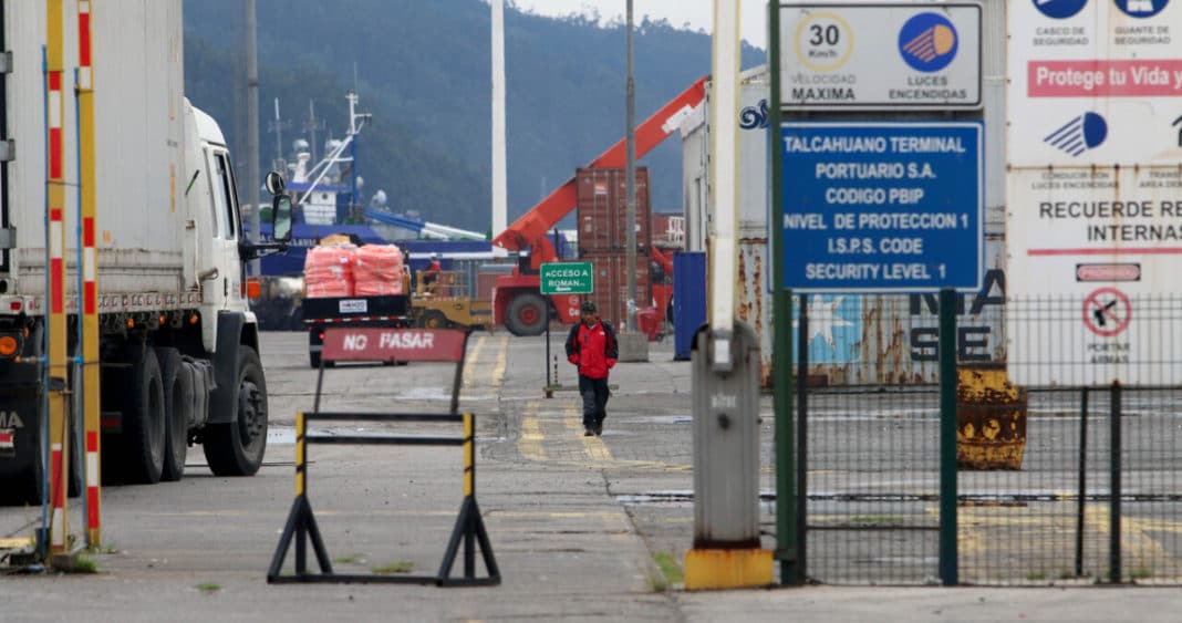 ¡Alerta Química en el Puerto San Vicente de Talcahuano! Bomberos Actúan Rápidamente para Contener la Emergencia