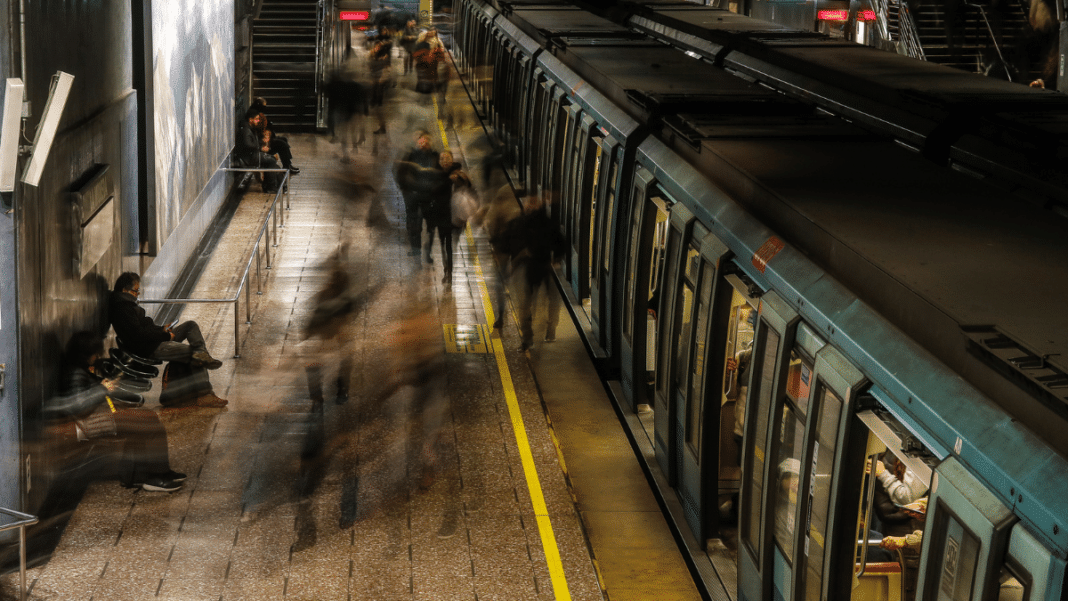 ¡Descubre cómo el Metro de Santiago te llevará al corazón de la celebración del 12 de octubre!