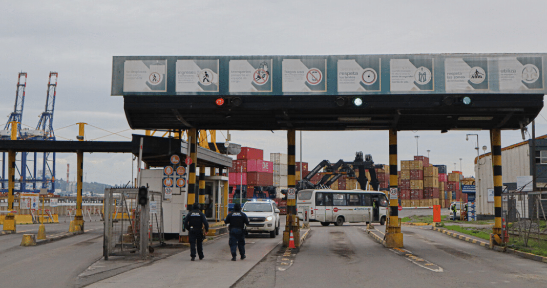 ¡Escándalo en Puerto Coronel: Sindicatos Acusan al Gerente General de Soborno!