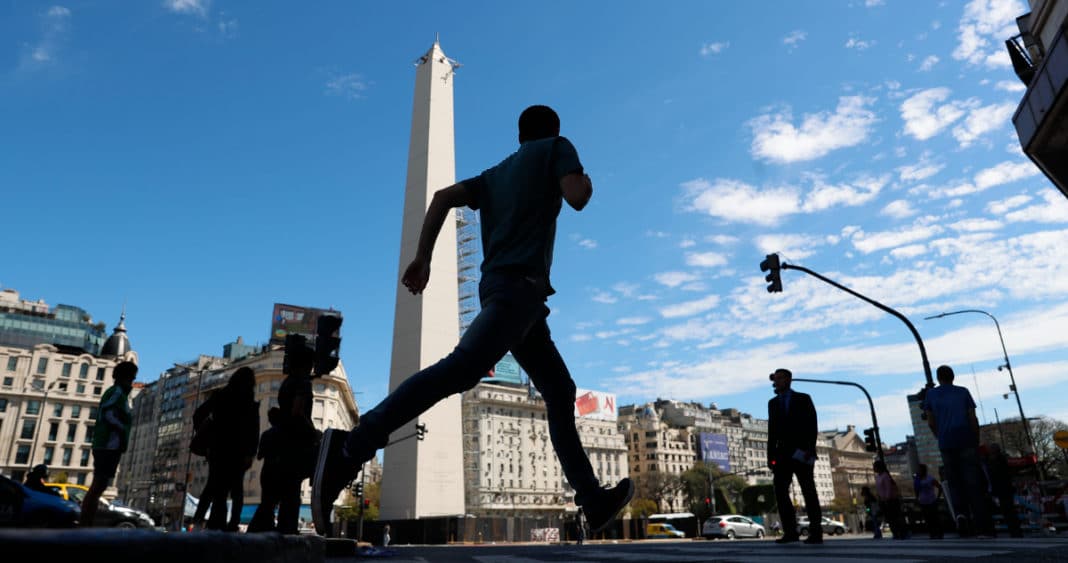 ¡La Economía Argentina se Desploma: Tres Meses Consecutivos de Retroceso!