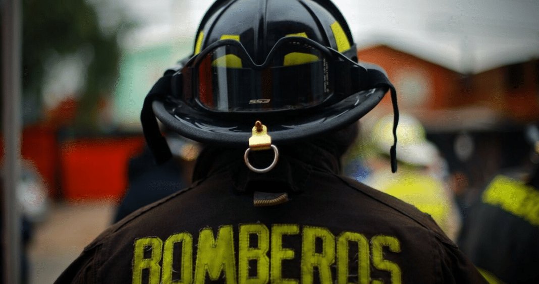 Bomberos de Valdivia Enfrentan Situaciones Peligrosas: Riña Violenta los Obliga a Resguardarse