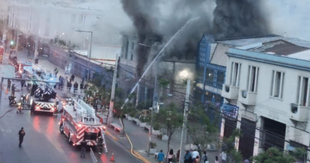 Devastador Incendio Azota Emporio Comercial en Independencia: Riesgo de Propagación Inminente